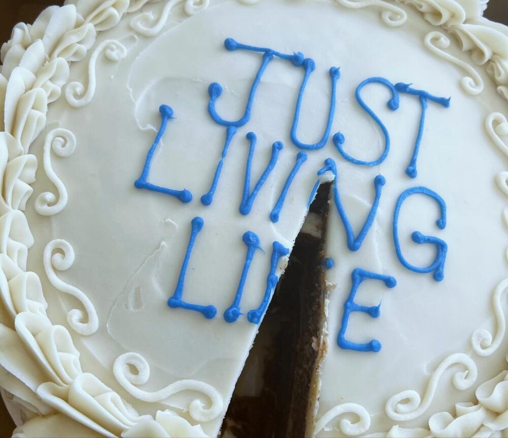 Kourtney Kardashian gets seven pre-birthday cakes - Tapas