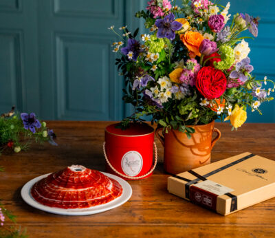 Un regalo único para celebrar el Día de la Madre: flores, velas de Peonía y jamón Cinco Jotas