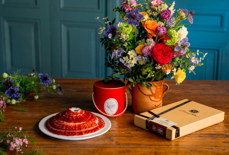 Un regalo único para celebrar el Día de la Madre: flores, velas de Peonía y jamón Cinco Jotas