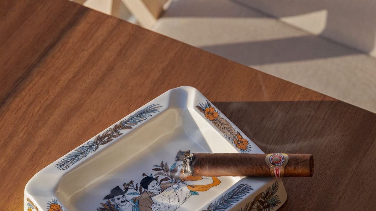 Habanos y cerámica con arte