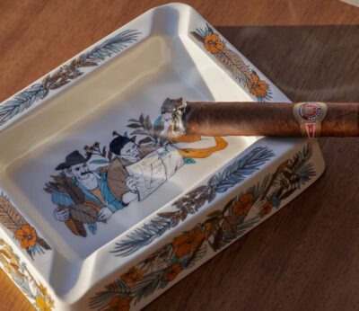 Habanos y cerámica con arte