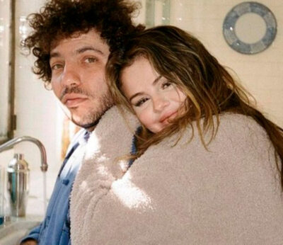 Selena Gomez y Benny Blanco reaccionan al sándwich de sandía y pepinillos