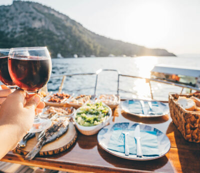 Menús gastronómicos ‘para llevar’ a bordo del barco mientras disfrutas del Mediterráneo