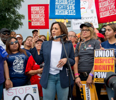 Kamala Harris se suma a la lista de famosos que ha trabajado en McDonald’s