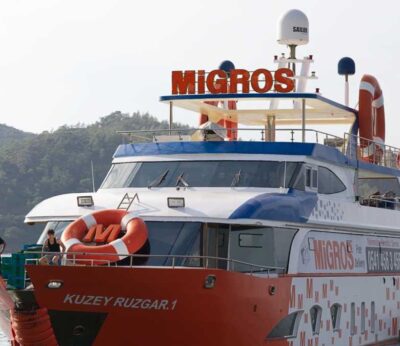 Descubre el supermercado anclado en medio del océano que se ha vuelto viral