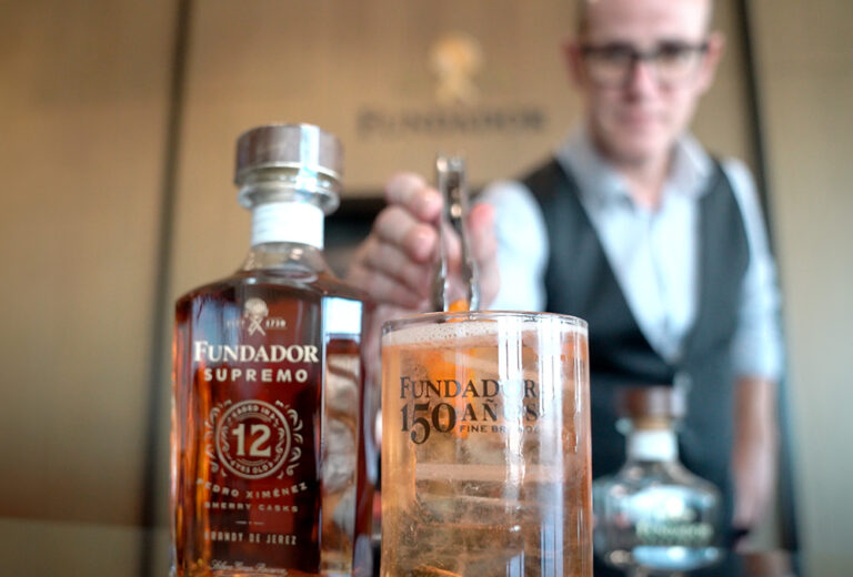 Los líderes de la tecnología mundial saborean la fuerza de la tradición en una degustación de brandy Fundador