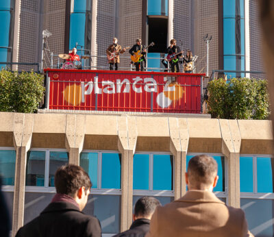 Un hotel hace historia en las alturas: Canopy by Hilton Madrid Castellana rinde homenaje a The Beatles recreando el mítico “Concierto en la Azotea”