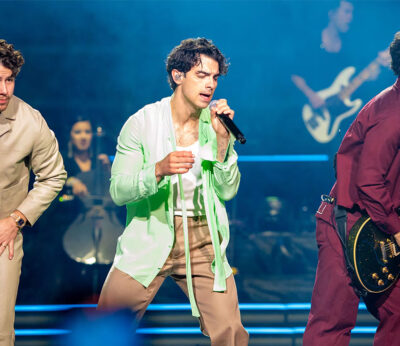 The Jonas Brothers create cookies out of caramel popcorn