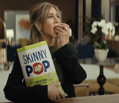 Jennifer Aniston protagoniza la nueva campaña de palomitas SkinnyPop entre risas