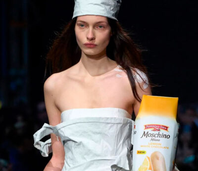 Moschino sube a la pasarela el bolso culinario definitivo