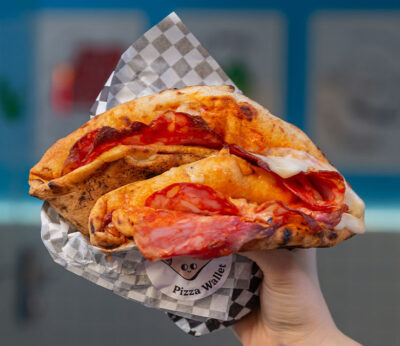 La famosa pizza doblada de Nápoles llega a Madrid