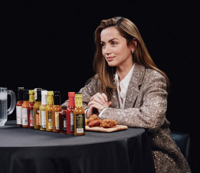 Ana de Armas presenta ‘Ballerina’ entre alitas picantes, lágrimas y anécdotas de rodaje en Hot Ones