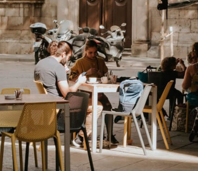 Este bar de Barcelona sube el precio del café dependiendo del tiempo de consumo