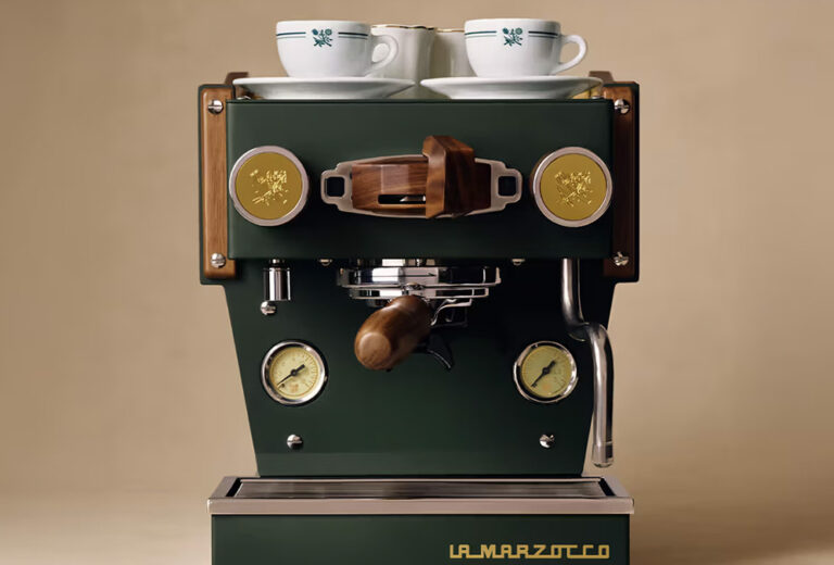 Aimé Leon Dore viste la nueva cafetera de La Marzocco