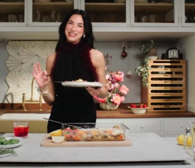 Así cocina Dua Lipa una lubina al horno: entre negronis, ajo y mucho baile