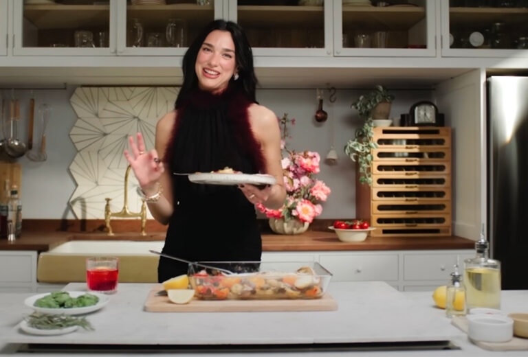 Así cocina Dua Lipa una lubina al horno: entre negronis, ajo y mucho baile