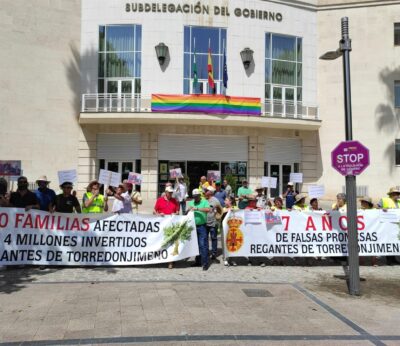 Jaén.- Agricultores de Torredonjimeno se manifiestan ante Subdelegación y la CHG para reclamar agua para riego