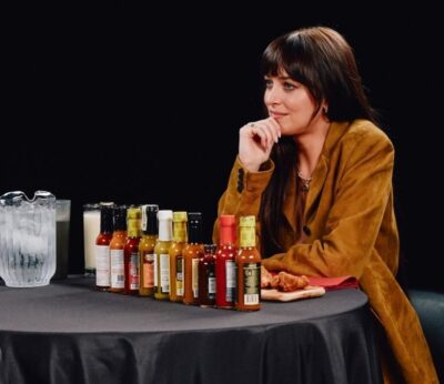 El picante triángulo amoroso entre Dakota Johnson, las alitas del infierno y su esperado papel en ‘Materialists’