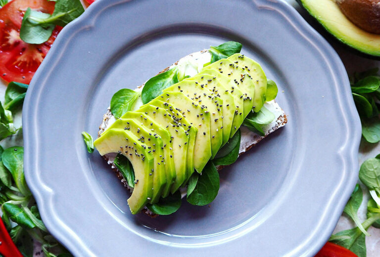 Cómo cortar y conservar un aguacate, según TikTok