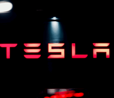 Tesla abre su primer restaurante futurista en Hollywood: cine, comida y carga rápida en un solo lugar