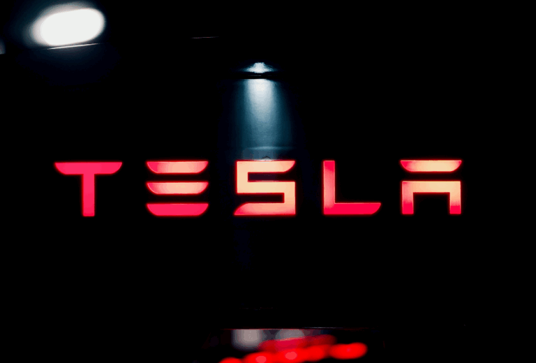 Tesla abre su primer restaurante futurista en Hollywood: cine, comida y carga rápida en un solo lugar