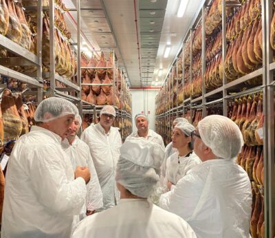Rincón visita las instalaciones de la Corporación Agroalimentaria Naturuel en Cella, Monreal y La Puebla de Valverde