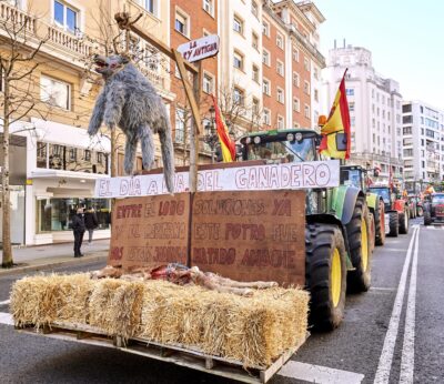 Una veintena de ganaderos se concentra en Santander para expresar a Morán su malestar y la necesidad de controlar a lobo