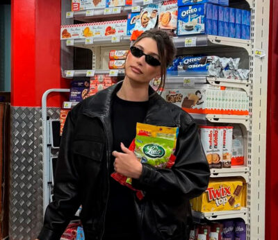 Hailey Bieber prueba el snack viral de Bethenny Frankel