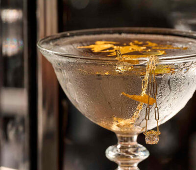 Este martini con oro de 2,5k dólares se sirve con un collar de diamantes