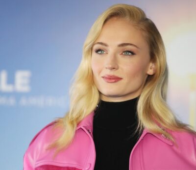 Sophie Turner cocina su pasta favorita con un Hugo Spritz y mucho parmesano