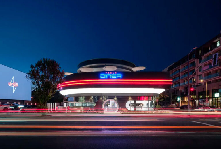 Tesla nos ofrece un recorrido por su diner futurista