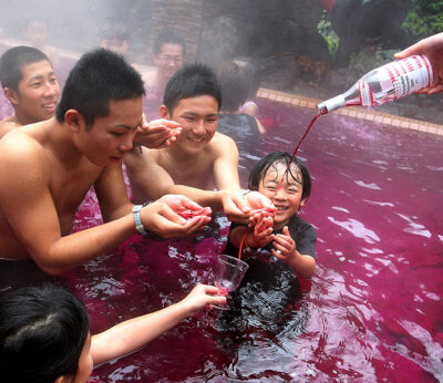 En este spa japonés puedes bañarte en vino tinto, sake o café