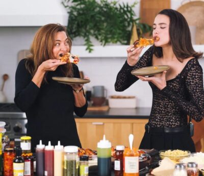 Margaret Qualley y Aubrey Plaza hornean pizzas por primera vez mientras hablan de su próxima película