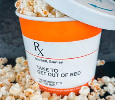 El cubo de palomitas de Eminem simula un frasco de pastillas