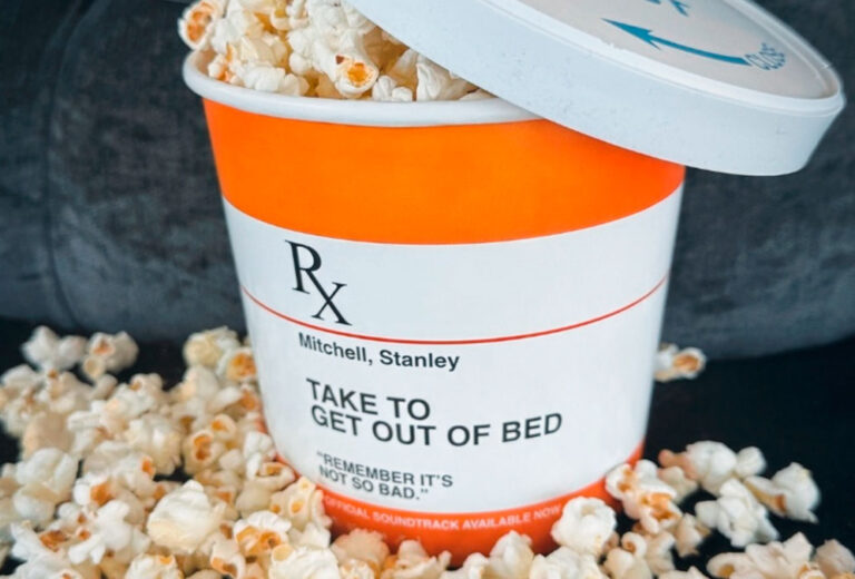 El cubo de palomitas de Eminem simula un frasco de pastillas