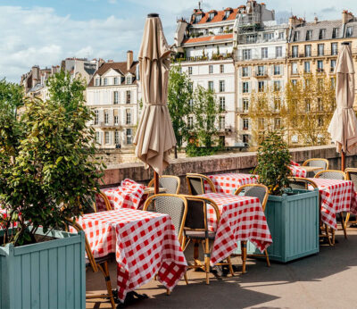 Los turistas están pagando más que los locales en los restaurantes parisinos