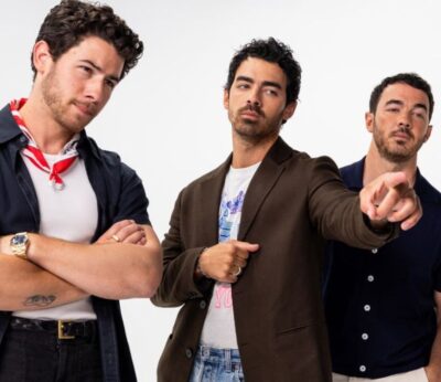 Del picante a la nostalgia: así se enfrentaron los Jonas Brothers a las alitas más picantes de ‘Hot Ones’