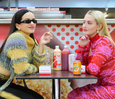 Amelia Dimoldenberg celebra una década de ‘Chicken Shop Date’