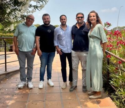 Advierten que la recogida de algarroba en Baleares caerá un 20% este año por la baja de precios y una plaga