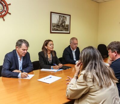 Pesca.- La conselleira do Mar analiza posibles mejoras en el recinto portuario de Ribeira con la cofradía