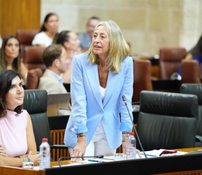 La consejera de Salud asegura en el Parlamento que es «muy improbable» que la gripe aviar se transmita a humanos