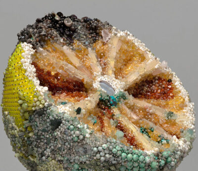 La fruta podrida resplandece en la obra de Kathleen Ryan