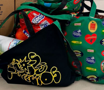 HiperDino lanza una colección de souvenirs canarios