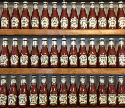 Cómo el kétchup pasó de ser un fármaco al condimento favorito del mundo