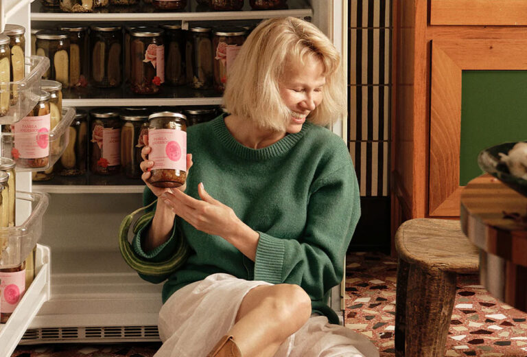 Pamela Anderson tiene su propia marca de pepinillos