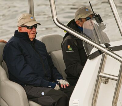 El rey emérito Juan Carlos I organiza una cena con familia y amigos en un mejillonero en la Ría de Pontevedra