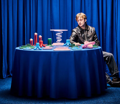 Gustaf Westman viste la mesa de modernidad para IKEA