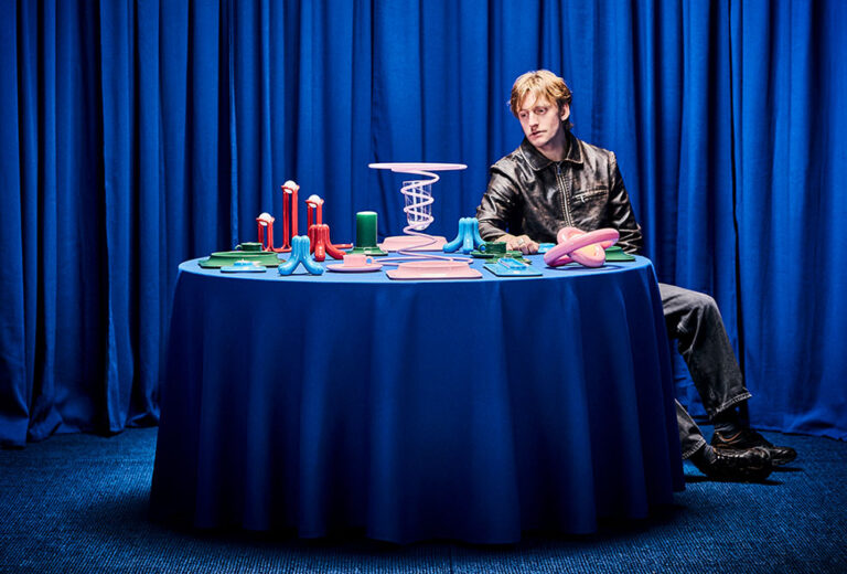 Gustaf Westman viste la mesa de modernidad para IKEA