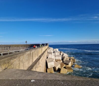Lastres.- El Principado concluye la instalación de 378 bloques para reforzar el dique del puerto