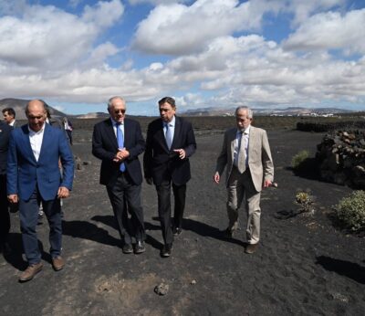 Planas pone en valor la agricultura singular que se practica en Lanzarote, una de las zonas más secas de Europa
